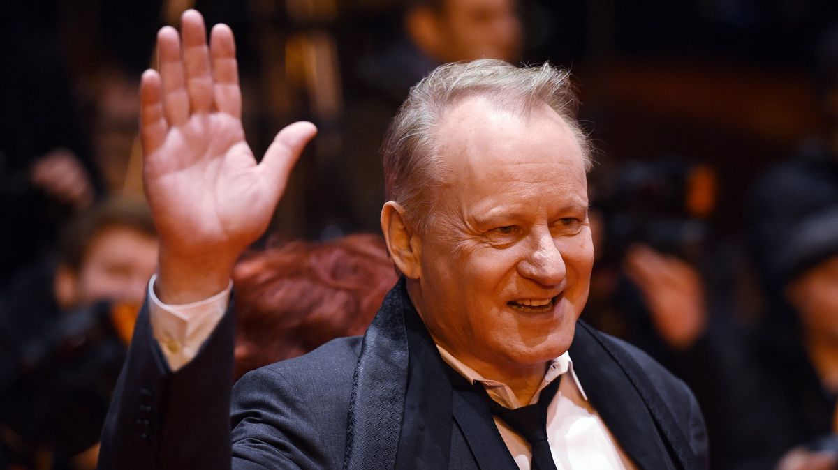 Do Varů přijedou Stellan Skarsgård a Dakota Johnson