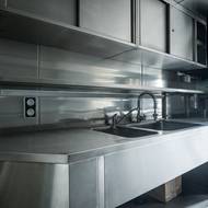 Vnitřní vybavení je kompletně v nerezu, podle výrobců je dvakrát až třikrát předražené. 