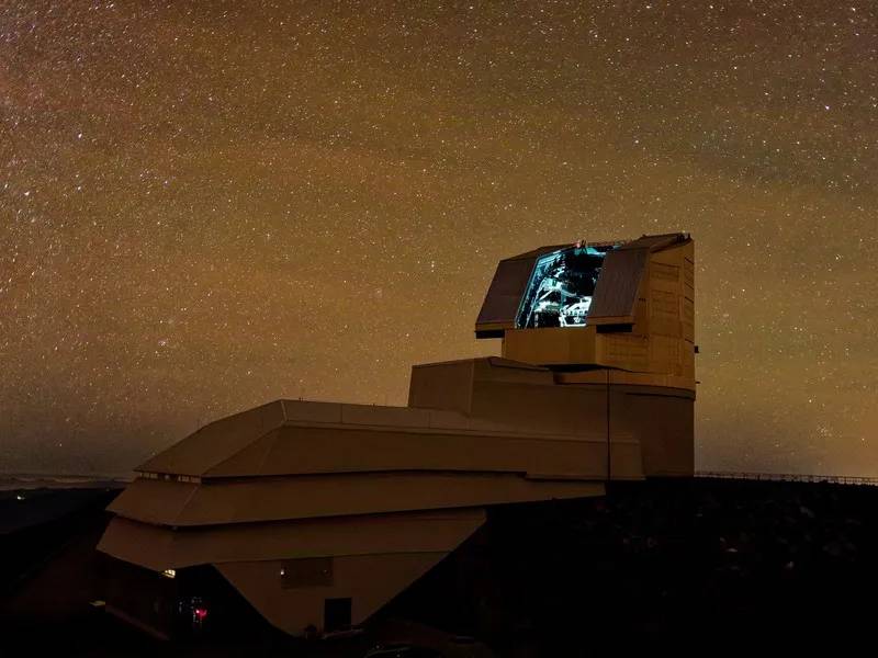 Observatoř se nachází na vrcholu hory Cerro Pachón ve středním Chile, která má nadmořskou výšku 2682 metrů.