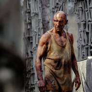 Ralph Fiennes jako Dr. Kelson.