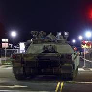 V průvodu bude pochodovat na 7000 vojáků a úřady očekávají, že se na akci přijde podívat asi 200 tisíc lidí. Trump bude podívanou sledovat z vyhlídkové lóže.