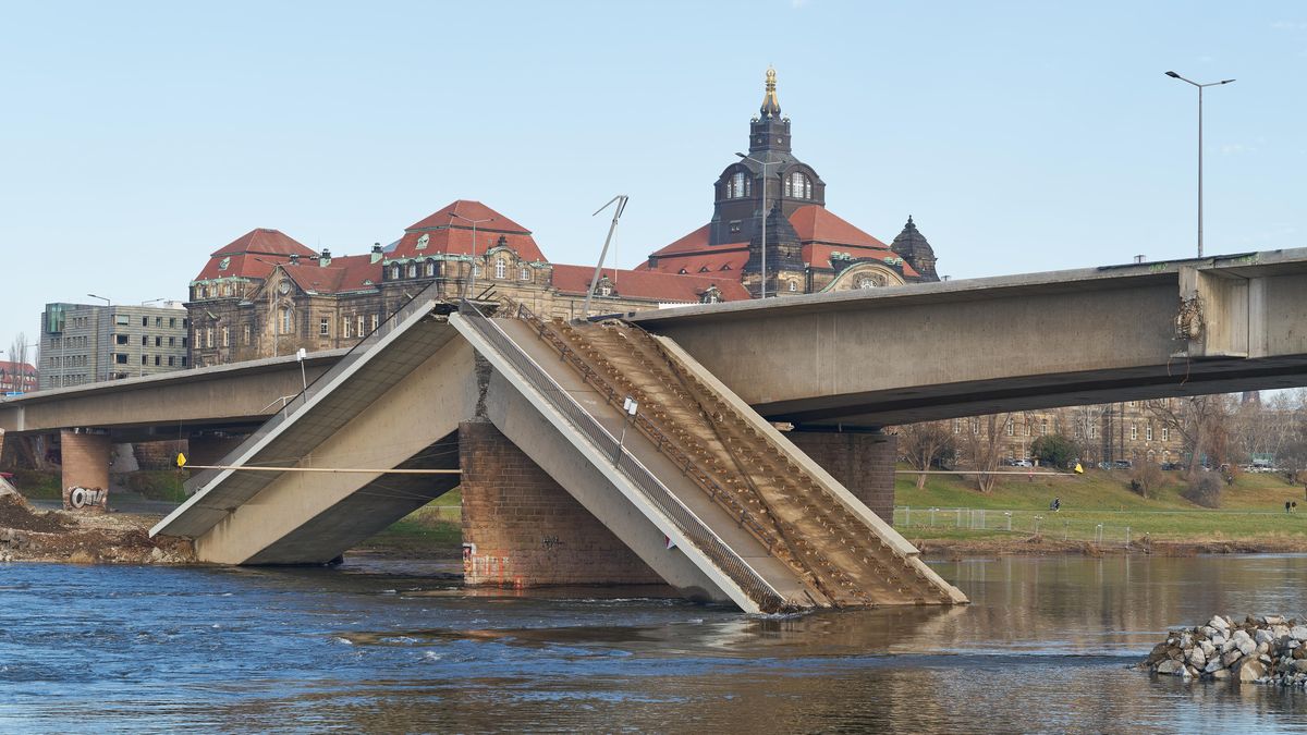 V Drážďanech se kontrolovaně zřítila další část mostu přes Labe