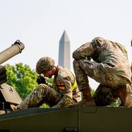 Ve stejný den se Rand Paul z Kentucky stal prvním republikánem v Senátu, který Trumpovu přehlídku kritizoval. Předvádění smrtící techniky je podle něj něco, co dělají jiné země, ne Spojené státy.