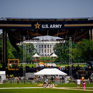 Kvůli přehlídce je ve Washingtonu řada omezení. Součástí bezpečnostních opatření bude kolem 175 magnetometrů na třech vstupních kontrolních stanovištích, téměř 30 kilometrů oplocení a množství dronů.