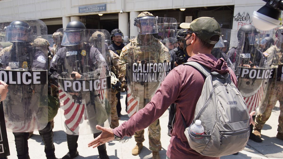 Trumpem vyslaná Národní garda může v Los Angeles zatím zůstat