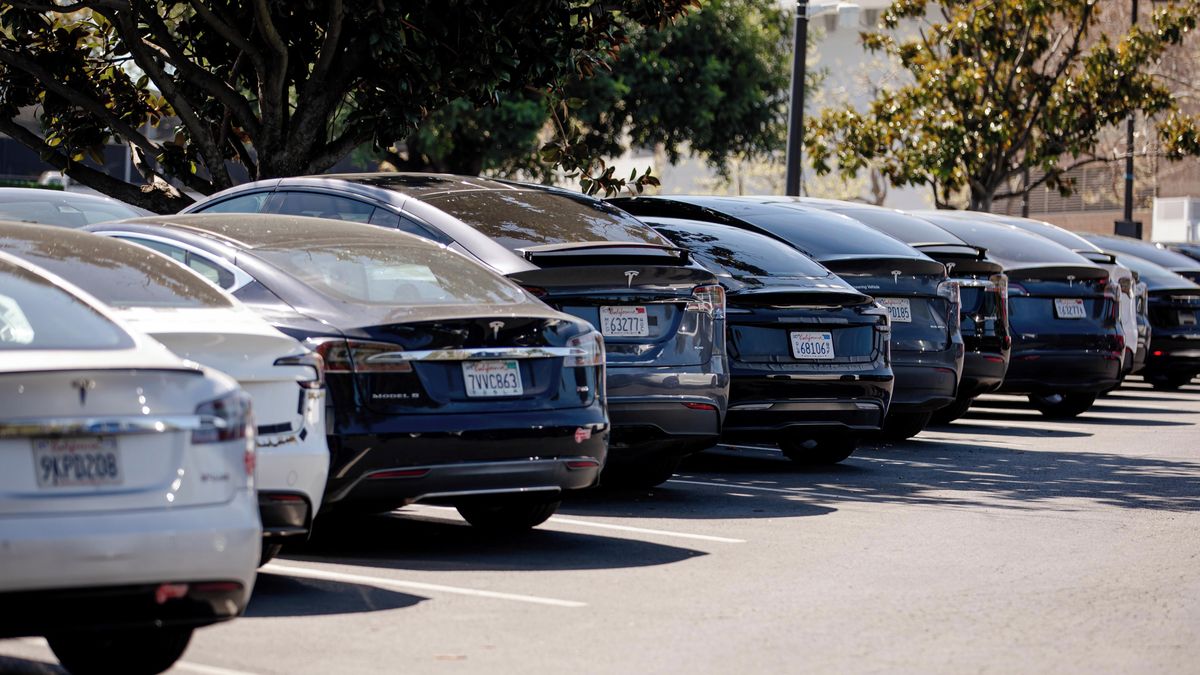 Muskova automobilka Tesla zvýšila tržby o čtvrtinu, ale zisk jí klesl