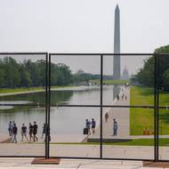 „Lidé, kteří chtějí protestovat, se setkají s opravdu velkou silou,“ varoval prezident v úterý v Oválné pracovně. „Jsou to lidé, kteří nesnášejí naši zemi. Ale setkají se s velmi tvrdou silou,“ dodal.