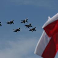 ... něco ve vzduchu. (Letouny americké výroby F-16 během vojenské přehlídky ve Varšavě, 15. srpna 2024)