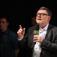 Odpovídal i ministr financí Zbyněk Stanjura.