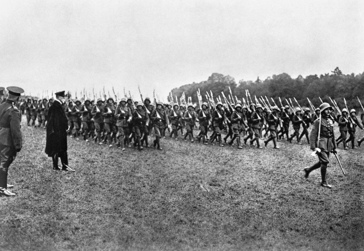 Před sto lety se první přehlídky v samostatném Československu konaly v blízkosti Invalidovny v Praze-Karlíně. Později se dějištěm stala lokalita vojenského cvičiště Vypich. (Prezident Tomáš Garrigue Masaryk na Vypichu v roce 1929.)