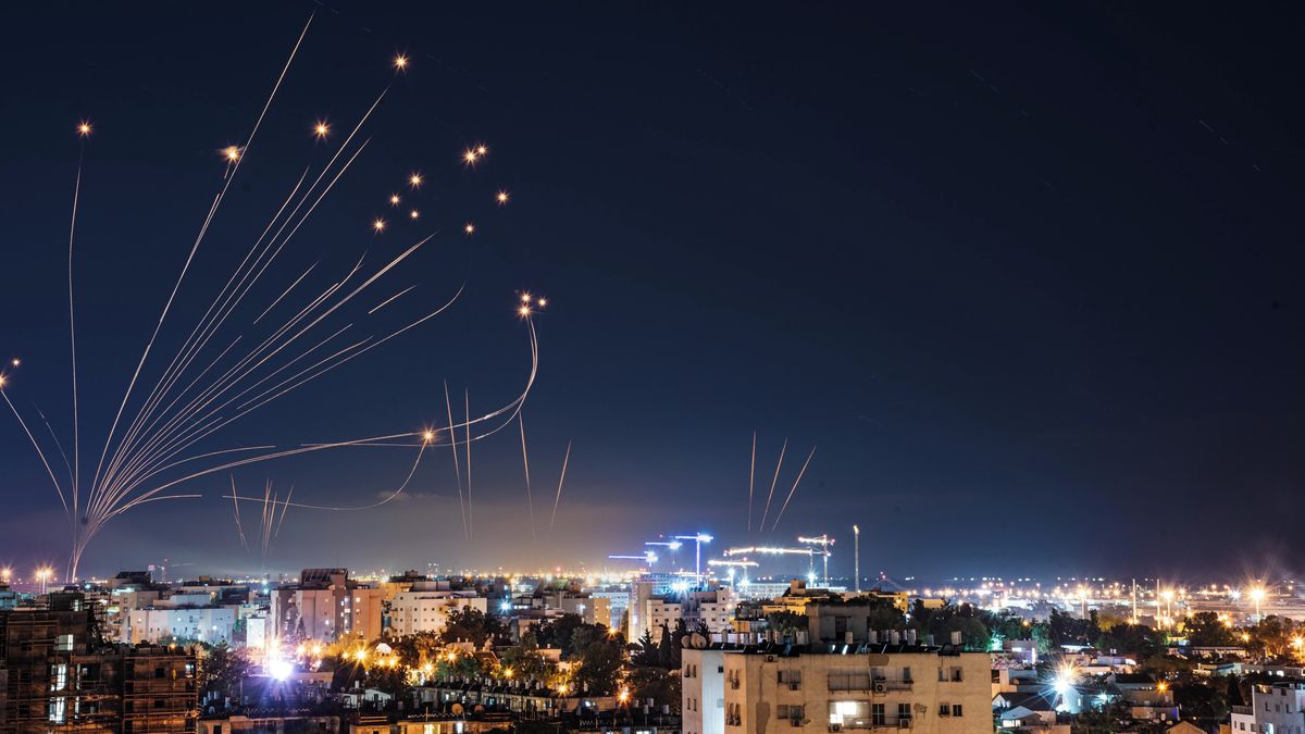 Izrael čelí iránskému raketovému útoku