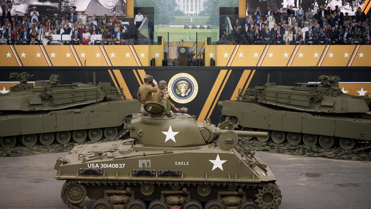 Fotky: Tanky i robotičtí psi. Trumpova „narozeninová“ show u Bílého domu