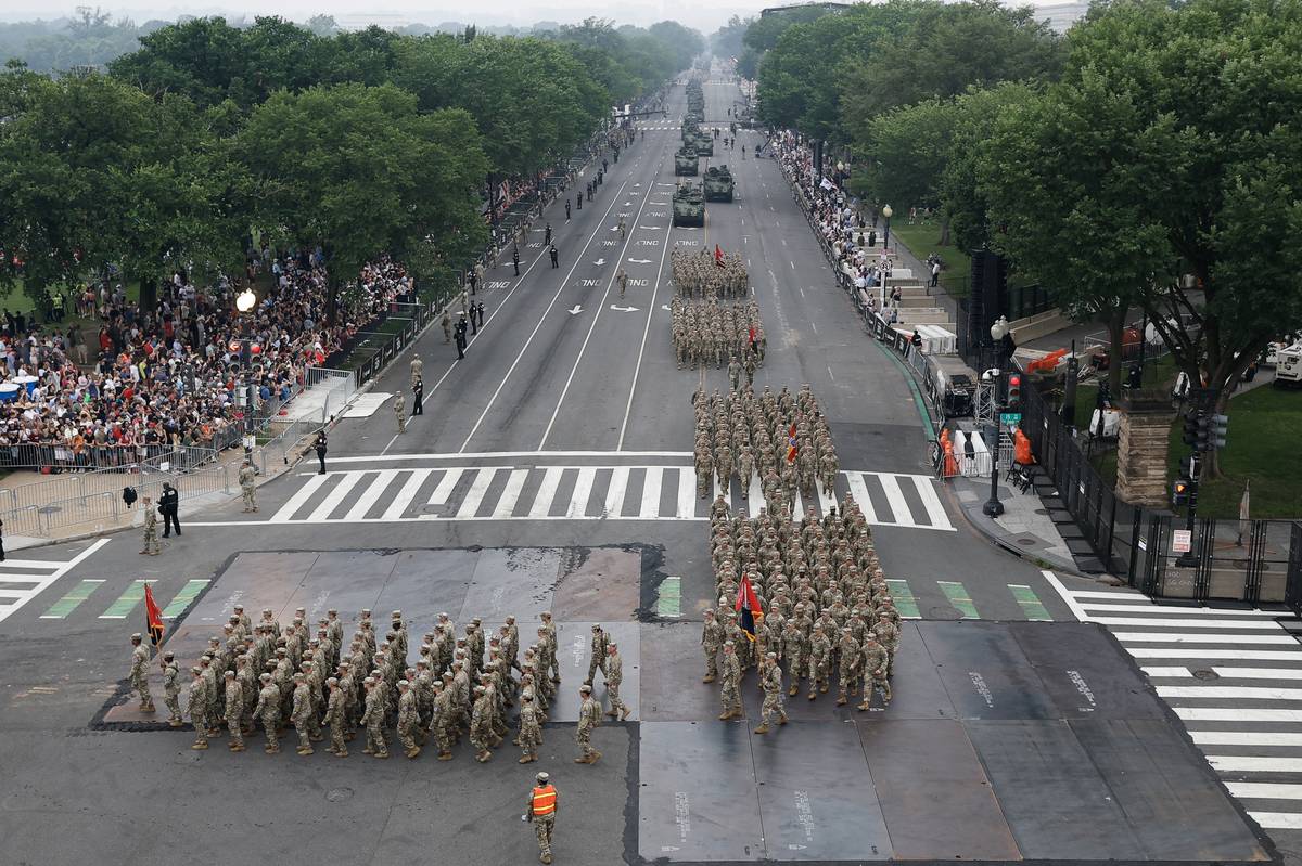 Americký prezident Donald Trump doprovázený manželkou Melanií zahájil velkou vojenskou přehlídku ve Washingtonu, uspořádanou k 250. výročí vytvoření amerického pozemního vojska. 