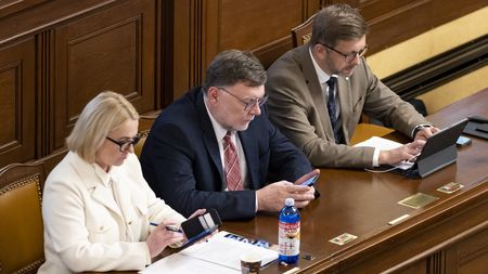 Fialova vláda přežila. Vztahy v koalici ale utrpěly další ránu