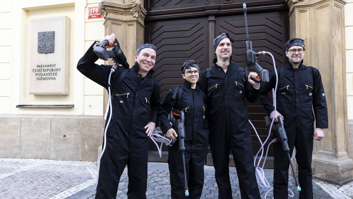 Proč Babiš nesnáší Piráty