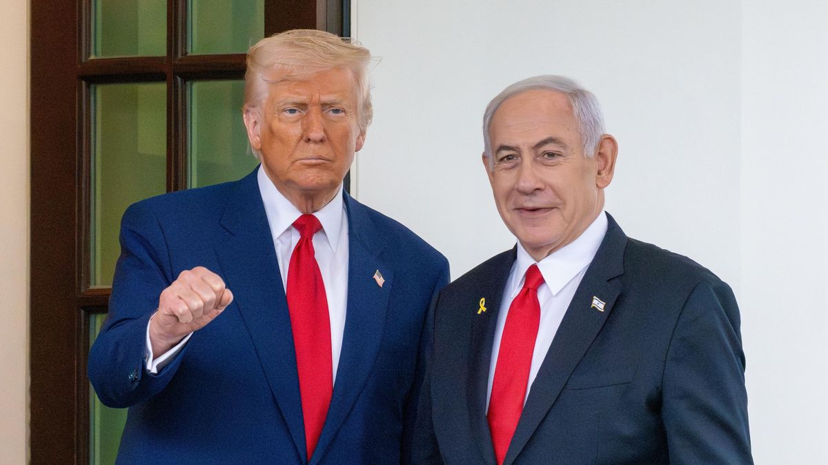 Z diplomata jestřáb. Trumpa měl ke změně přístupu k Íránu dotlačit Netanjahu