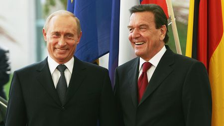 „Mír ruku v ruce s Rusy.“ Německý kancléř hasí vzpouru