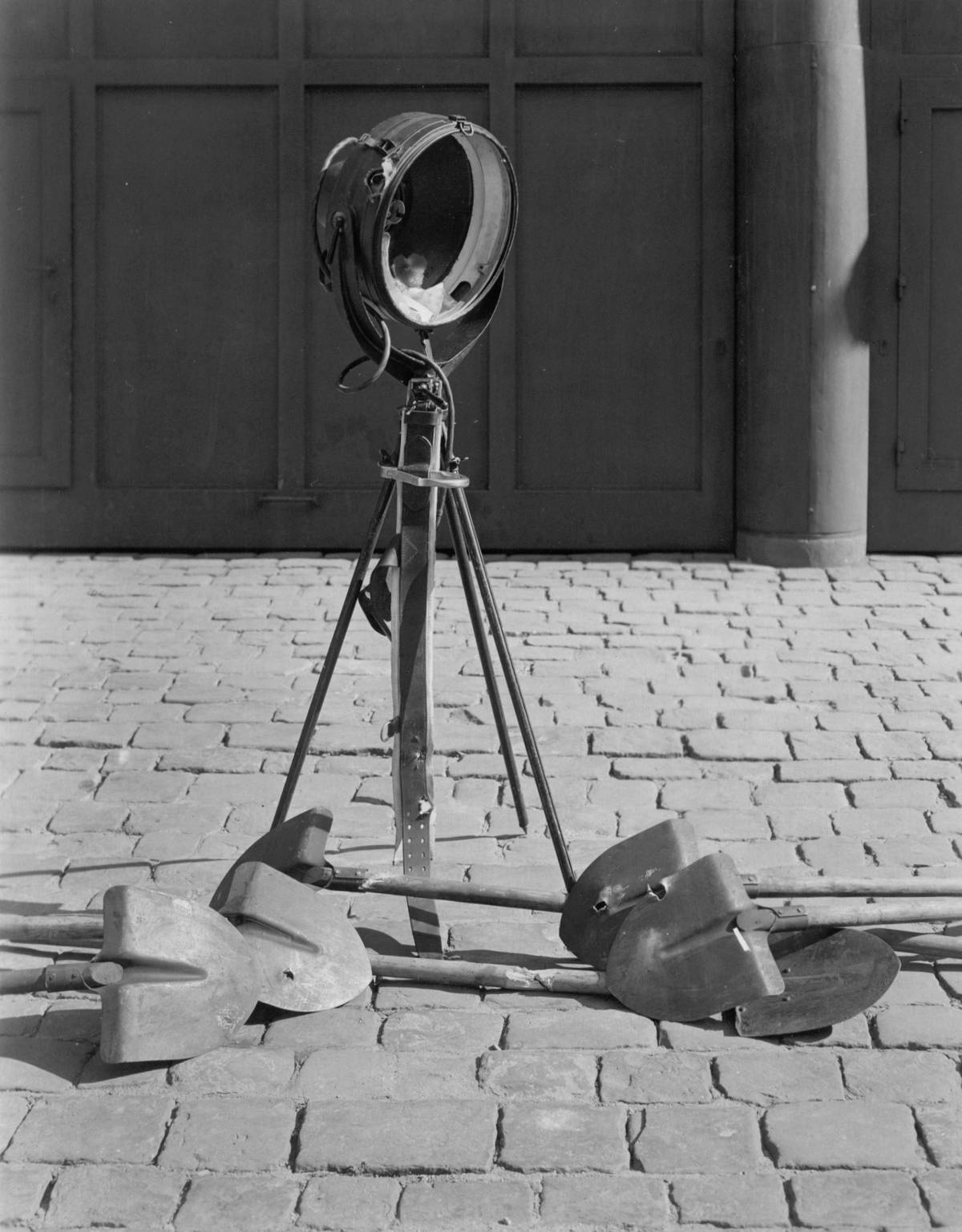 Prostřílené lopatky a světlomety dobývajících jednotek Waffen-SS.