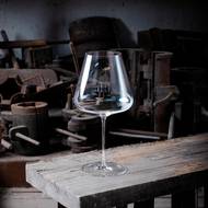 Umění tenkostěnné vinné skleničky.