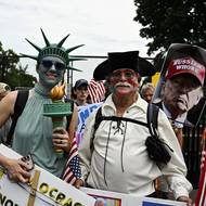 Demonstranti se účastní protitrumpovského shromáždění před Bílým domem ve Washingtonu D.C..