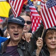 Proti politice Donalda Trumpa v New Yorku protestovali i herec Mark Ruffalo a herečka Susan Sarandonová.