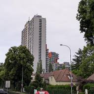 Hostel se tyčí uprostřed zástavby.