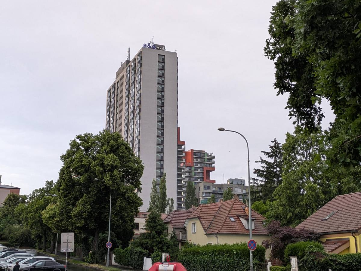 Hostel se tyčí uprostřed zástavby.