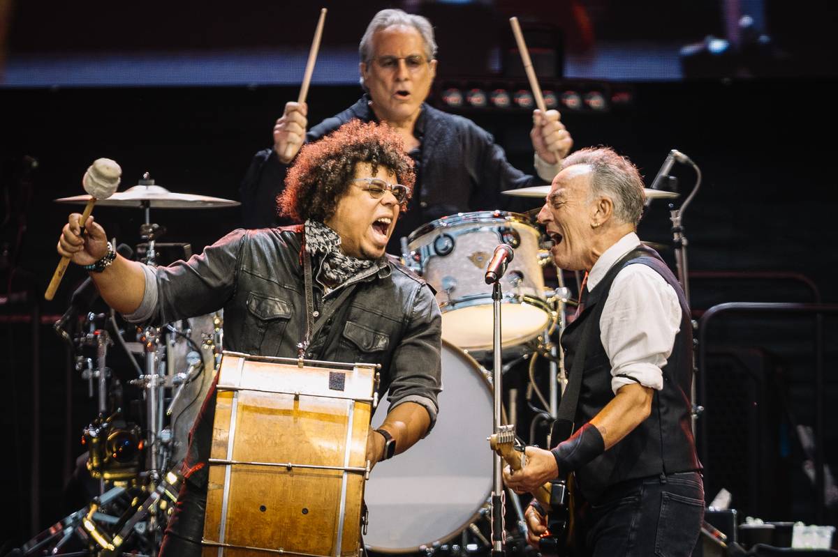 V pražských Letňanech tuto neděli koncertoval americký zpěvák a kytarista Bruce Springsteen, doprovázený kapelou E Street Band.