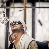 Při práci skláři používají ochranné brýle.