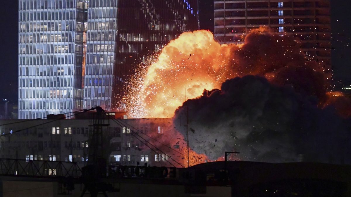 Fotky z íránské odvety: Exploze a kouř v Tel Avivu