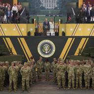 Amerika je zvyklá předvádět svou vojenskou sílu v zahraničí, ale v amerických ulicích se tak děje jen vzácně, upozornil server BBC News. Ale prezident Trump si tuto přehlídku dlouho přál. Své velení nad ozbrojenými silami vnímá jako projev své síly. 