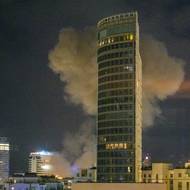 Izrael to odůvodnil snahou zastavit Írán ve výrobě jaderné zbraně, ale premiér Benjamin Netanjahu naznačil i snahu svrhnout íránský režim. Teherán popírá, že by na vývoji takových zbraní pracoval. Od pátečního večera pak Írán útočí na Izrael raketami a drony.

(Tel Aviv, 16. června.)