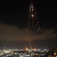 Izrael disponuje robustním systémem protivzdušné obrany, který se osvědčil v předchozích letech, kdy na zemi odpalovaly stovky raket palestinští teroristé z Hamásu nebo libanonský Hizballáh. Írán ale disponuje i silnějšími střelami a za poslední dny už jich poslal stovky.

(Práce izraelské protivzdušné obrany nad městem Haifa, 16. června.)