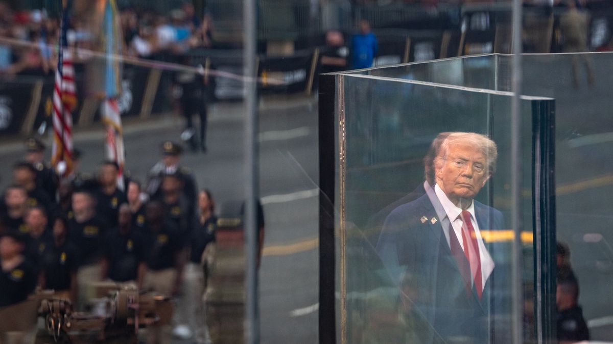 V tichu bylo slyšet i vrzání tanků. Trump přehlídku až na meteorology hájí