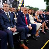 Usmívajícího se Trumpa uvítalo skandování „USA! USA!“ a salva z 21 děl.