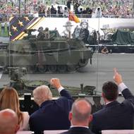 Po Ústavní třídě za Bílým domem se valily i šedesátitunové tanky Abrams.