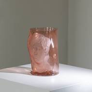 Váza Ona podle návrhu Josefa Bolfa vznikla ve sklárně Květná pro značku Křehký.