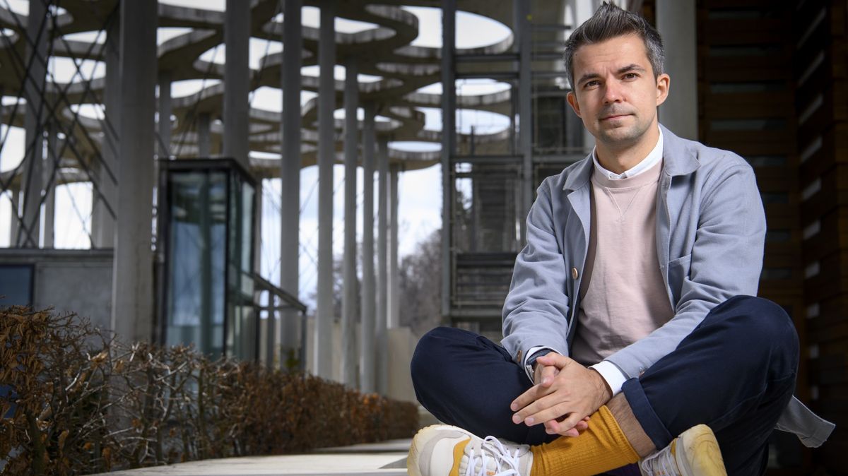 „Vydám knihu a táta musí na výslech,“ říká spisovatel