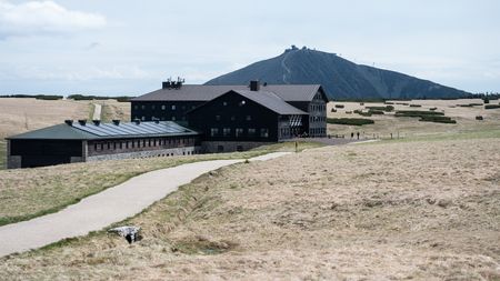 Pokuty za vjezd k Luční boudě jsou nezákonné, míní majitelé. Platí 300 tisíc