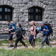 V okolí ale turistům moc možností nezbývá. Na nejbližší českou boudu Výrovku je to hodina chůze. 