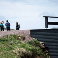 Někteří turisté tak zůstali stát před dveřmi a uvažovali, kam jinam si na jinak „opuštěném“ místě zajít na oběd nebo na toaletu.
