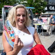 V horkém dni se hodí spíše vějíř, tento je ale s hashtagem bezbizáru.