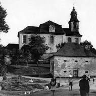 Střed Lidic s kostelem svatého Martina na počátku 40. let 20. století