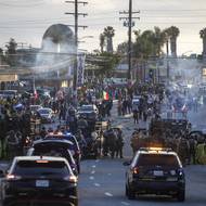 Losangeleská policie oznámila, že několik lidí zatkla, protože se odmítali rozejít. „(Při zásahu) bylo povoleno použití smrtící munice,“ oznámila.