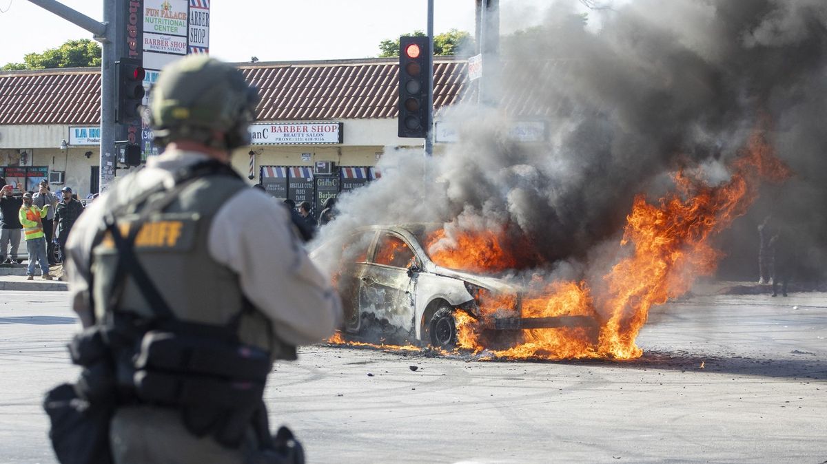 Trump povolal do Los Angeles kvůli nepokojům národní gardu