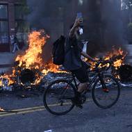 Hořící vůz v centru Los Angeles. 