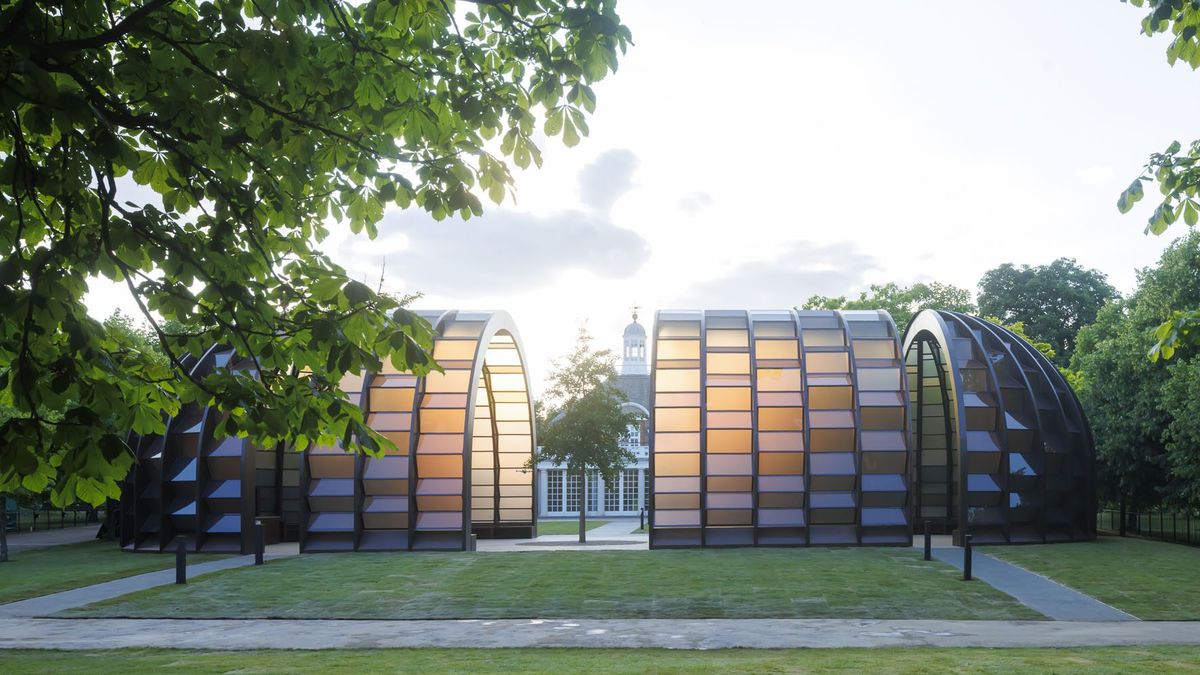Londýnský Serpentine Pavilion mění slavní architekti. Letos je světelnou kapslí