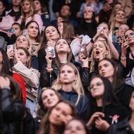 Vybavení přivezlo na stadion 60 kamionů. Byla to opulentnější show, než jakou Ben Cristovao představil na svých dosud největších koncertech v pražské O2 areně. „Je to suverénně největší projekt mého života,“ konstatoval zpěvák na sociální síti Instagram.