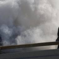 Pořádkové síly proti nim použily slzný plyn, gumové projektily či zábleskové granáty. 