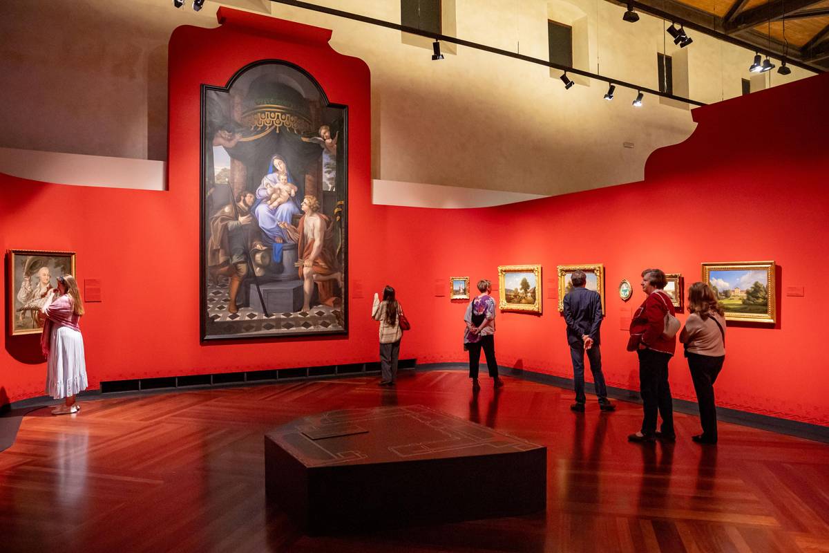 Na fotografii z výstavy Ženy, mistryně, umělkyně 1300 - 1900, která v pražské Valdštejnské jízdárně potrvá do 2. listopadu, je uprostřed oltářní obraz od německé malířky Amalie von Peter znázorňující Pannu Marii se sv. Rochem a sv. Šebestiánem z kostela Nalezení sv. Kříže v Litomyšli z roku 1842.